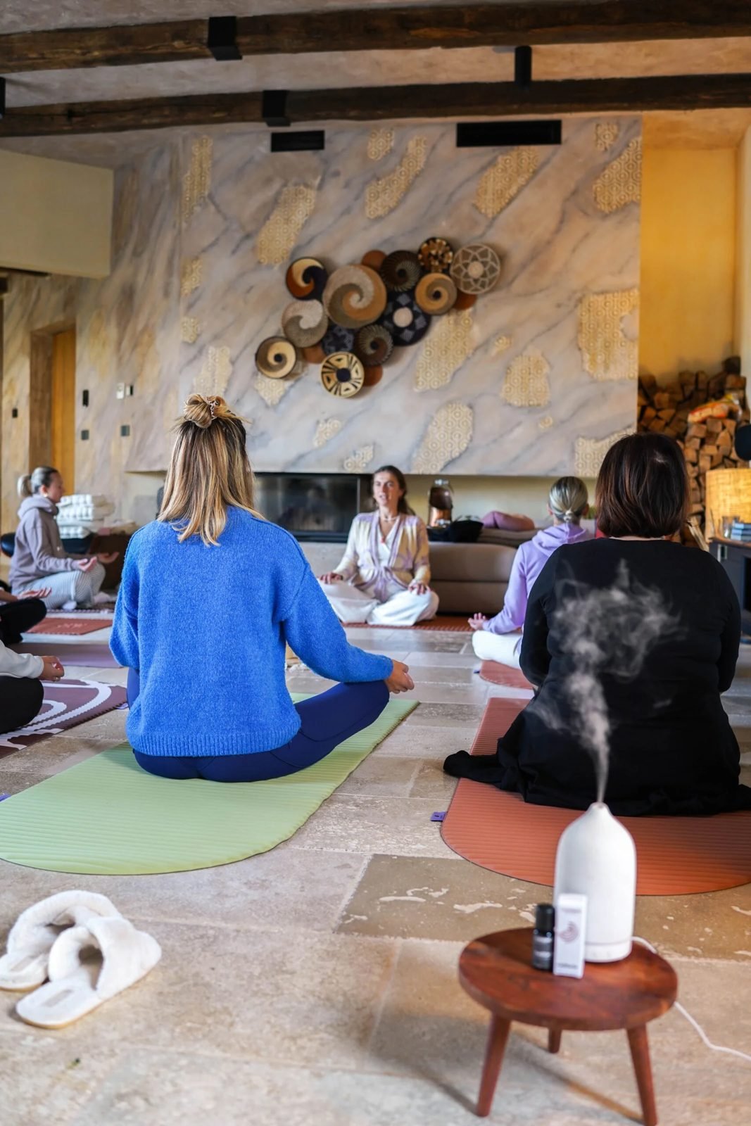 Žene u meditaciji uz kamin